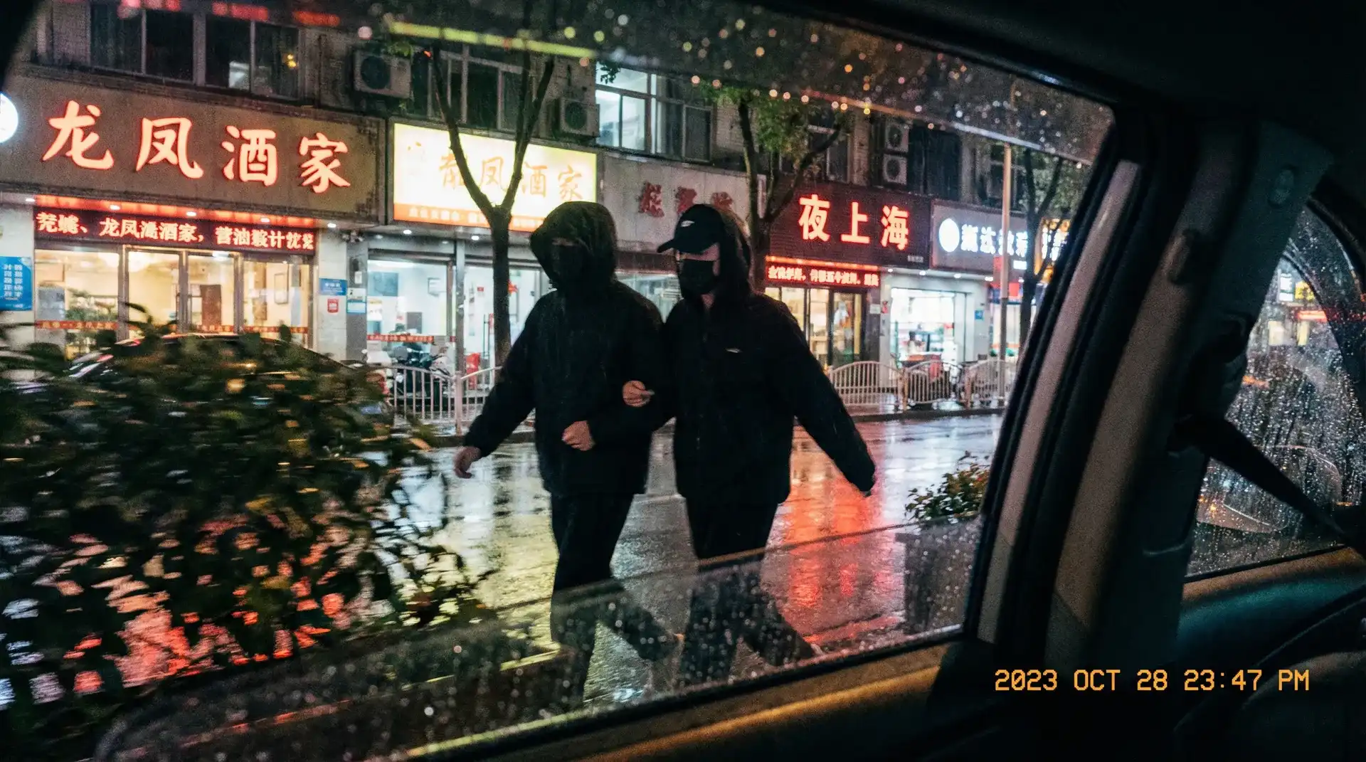 黑帮大佬和我的我356日未删减 - 顶流明星深夜密会现场抓拍照片